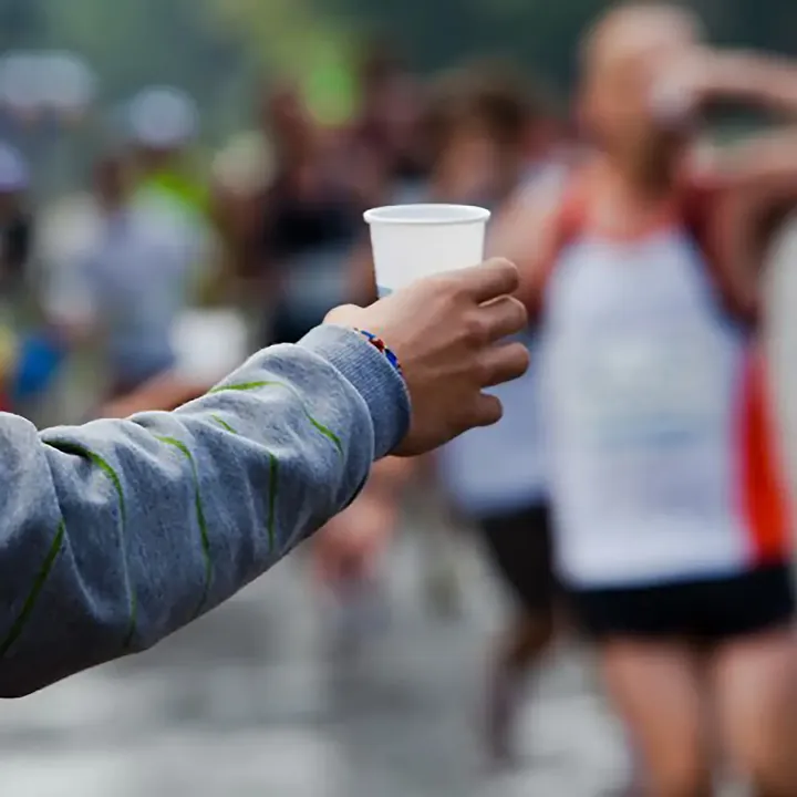 Avituallamiento con vasos de agua para los corredores